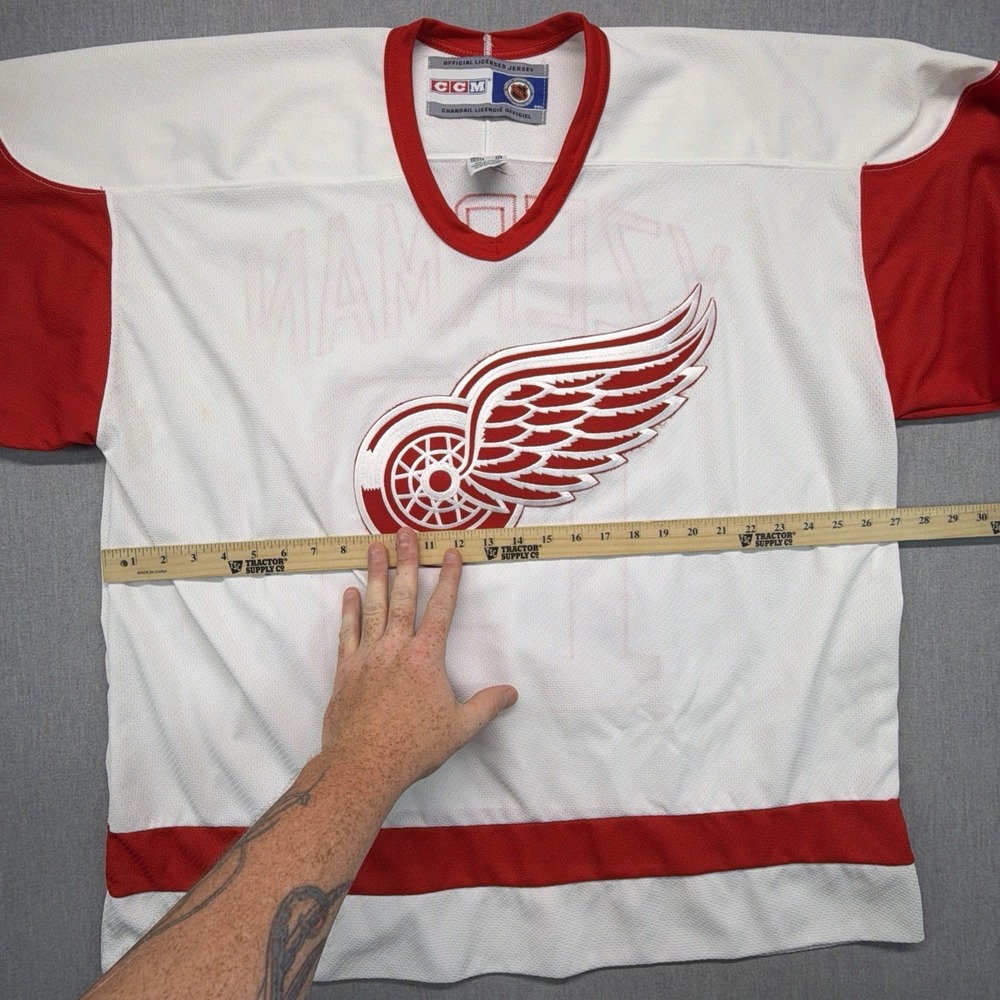 Detroit Red Wings Yzerman 19 Hockey Jersey CCM Vintage - Picture 6 of 6